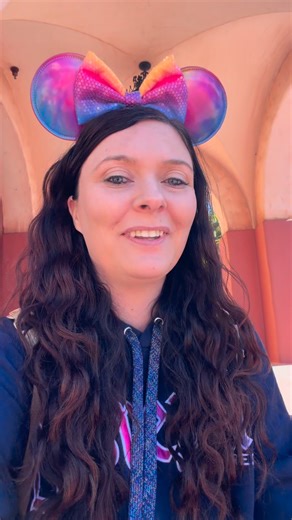 I accidentally ended up playing Duck Duck Goose with Donald Duck at Disney’s Hollywood Studios and it might be the most Disney adult thing I’ve ever done 😂✨ We were just walking through the park when a cast member started gathering people to play, and somehow my friend Nicole and I ended up sitting in a circle on the pavement with Donald. This is the kind of spontaneous Disney magic you can’t plan. One minute you’re heading to your next ride, and the next you’re playing childhood games with a c