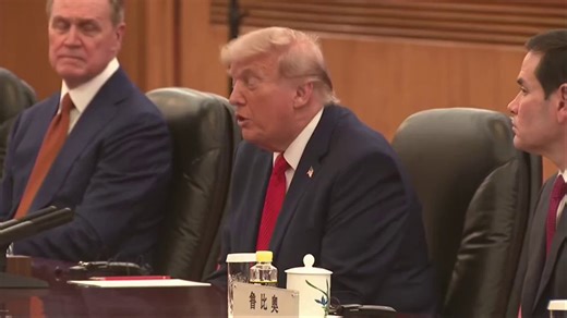 🚨ÚLTIMA HORA🚨El presidente Donald Trump desafió cara a cara a Xi Jinping y lanzó una jugada maestra:“He traído a las conversaciones a los 30 líderes empresariales más poderosos del planeta… y todos dijeron que sí. No envié al segundo al mando ni al vicepresidente.¡Quería al número uno de cada imperio! Jensen Huang, Tim Cook, Elon Musk y los demás titanes… los mejores del mundo están aquí, justo frente a ti.”Luego, con su sonrisa de ganador, remató:“Hoy están aquí para mostrar respeto a China y
