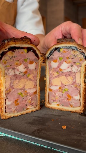 肉食OL 〜東京グルメ・東京焼肉〜yoko mochizuki on Instagram: "日本一こだわりの詰まったパテ･アン･クルート スペシャリテの『パテ･アン･クルート』 ベースとなるパテは季節によって使用する複数のお肉の 種類、ブランド、配合を変えていているそう。 層によって味わいが異なり、肉の旨味が凝縮され、 見た目も美しいまさに芸術作品のような逸品 『 L'ARBRE 』 静かで上品な空間の中、素材の魅力を最大限に引き出すフレンチ店。シェフはフランス料理の伝統を大切にしながら、新しい解釈で表現する“ニュークラシック”を掲げ、一皿ごとに丁寧さを感じられるのが魅力です。 ＝＝＝＝＝＝＝＝＝＝＝＝ 📍東京都港区高輪4-22-11 Village高輪2F ⏰営業時間：月〜木 18:00〜23:00／金土 12:00〜15:00・18:00〜23:00（※日曜定休） 🚶品川駅 高輪口より徒歩5分 💰予算：昼 10,000〜14,999円／夜 20,000〜29,999円 ＝＝＝＝＝＝＝＝＝＝＝＝ #東京グルメ #東京フレンチ #品川グルメ #品川ディナー #高輪フレンチ #