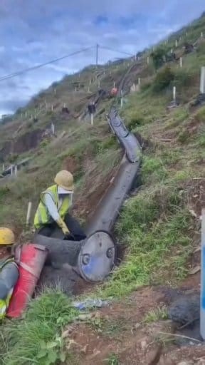 🚧 Concrete Pouring on Steep Slope — Smart Construction Technique! Dekho bhai, yeh hai steep hill site par concrete pour karne ka jugaadu setup — upar se concrete pipe ke through neeche tak supply ho raha hai 🔥 Aise slope wale area me manual kaam mushkil hota hai, is technique se material flow smooth rehta hai aur placement perfect hota hai 😎👷‍♂️ 👷‍♂️ Step-by-Step Process: 1️⃣ Concrete ko top point se chute/pipe me feed karo 📏 2️⃣ Gravity ke through mix neeche flow hota hai, jahan workers u