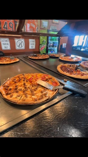 Mount Vernon, Il Pizza Hut has brought the pizza and salad bar back! The best part is they serve HOT marinara sauce for the bread sticks!! #pizzahut #fyp #deliousfood #HOTfood @Pizza Hut