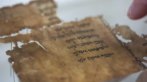 1.3M views · 41K reactions | Uma descoberta ao acaso coloca luz e deixa em dúvida as palavras escritas no livro mais antigo da história, a Bíblia. Jovens encontraram pergaminhos contendo uma versão diferente da história de Noé e sua ascendência, mas outra fato chama mais a atenção. O que eles descobriram te deixará aterrorizado!! #AlienígenasDoPassado | HISTORY | Facebook