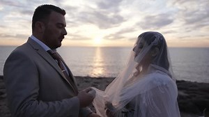 Mariée et marié cinématographique premier baiser : vidéo de stock (100 % libre de droit) 3415185971 | Shutterstock