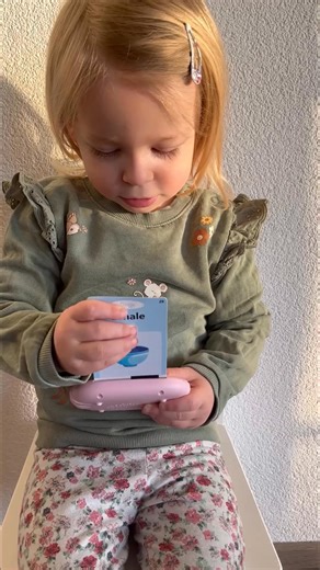 Hvis barnet ditt holder på å lære å snakke, eller bare trenger ekstra øvelse, kan dette bli et av dine favorittlæringsverktøy. KiddoSpace Snakkende Flashcards sier hvert ord høyt, og hjelper barnet ditt å lære gjennom repetisjon og lyd. ✅ Bygger ordforråd og riktig uttale med over 100 kort. ✅ Støttende for tidlige språklærere og utvidelse av ordforråd. ✅ Enkelt, skjermfritt og gøy å bruke hver dag. Skaff deg ditt i dag mens det fortsatt er på salg.👇 https://thekiddospace.co.no/products/kiddospa