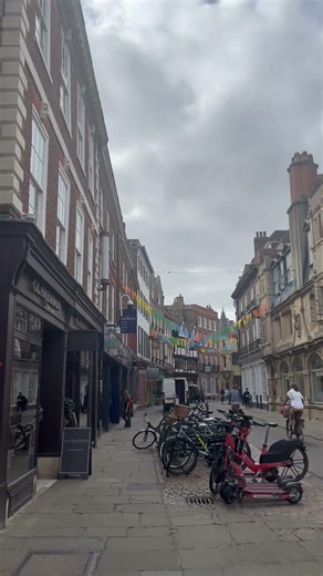 Walking tour through the Cambridge city center