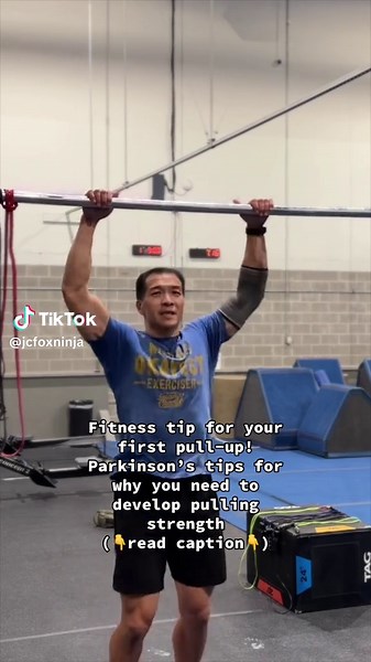 Let’s talk about pull-ups—and no, not the crappy diaper kind. If you’re living with Parkinson’s, building pulling strength is kind of a cheat code… mostly because PD loves to drag you forward. Why pulling strength matters: \t•\tPosture: PD pulls you forward; strong pulling muscles pull you back into better alignment. \t•\tShoulder stability: Reaching, grabbing, bracing—your shoulder blades need strength to keep everything steady. \t•\tFunctional independence: Standing up, climbing, opening heavy
