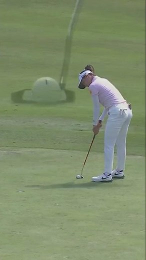 Jeeno Thitikul with a birdie from the penalty area 🔥