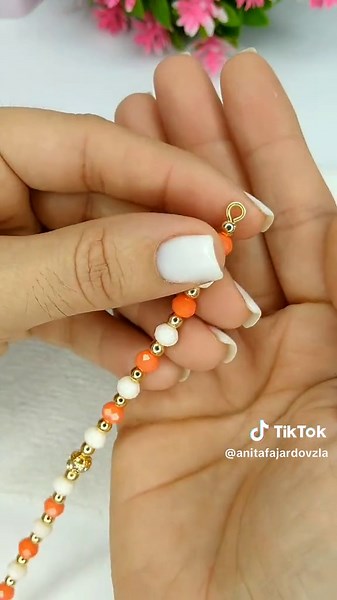 Tutorial de la pulsera rígida, paso a paso 🥰 materiales: alambre n° 18 16 cristales n°6 Alambre doble entorchado Balines n°4 herramientas: pinza multimandril, piqueta y pinza plana La cantidad aproximada de alambre 18 para la base es de 20cm y alambre entorchado 60cm aproximadamente. #alambrismofino #pulsera #collar #bisiteria #Zarcillo #Venezuela #Lecheria #hechoamano #playamansa #barcelona🇻🇪 #anzoategui