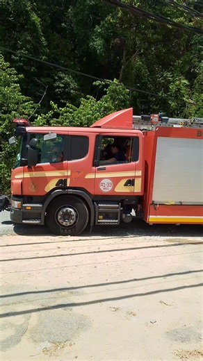 Terima kasih abg2 bomba bertungkus-lumus memadamkan api kebakaran hutan semak kat tepi Tasik Bukit Merah tadi.. Sapa la bakaq sampah pastu tinggal.. Haa.. kalau hangpa lalu kat sini singgah la support gerai pakcik dan makcik bawah pokok ni.. macam-macam ada juadah petang sambil menikmati pemandangan indah sepanjang Tasik Bukit Merah.. Ingat pesanan Abg Bomba tadi jangan bakaq sampah musim panas ni tau .