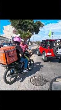 Driver cuts off Didi delivery rider to fight in the middle of the street.
