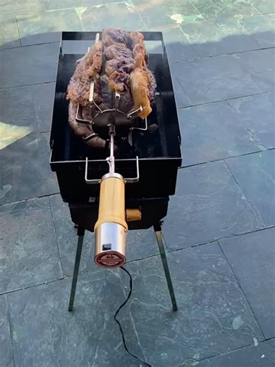 🔥CHURRASQUEIRA GIROPLUS — A MAIS DESEJADA DO BRASIL!* 🔥 Prepare-se para transformar qualquer churrasco em um verdadeiro espetáculo de sabor! A Giroplus é a campeã de vendas quando o assunto é carne suculenta, assada por igual e sem esforço. 🔥 O SEGREDO DO SABOR QUE DERRETE NA BOCA! Grande parte do sabor da carne está nos seus próprios sucos (gordura, tempero e suco da carne). Nas churrasqueiras comuns, eles pingam no carvão e se perdem em fumaça. Mas com a Giroplus, o suco (goteio), pinga dos