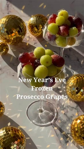 Stephanie Wahler on Instagram: "Ringing in the New Year with a festive little treat. 🍇✨🍾 1 lb grapes 2 cups prosecco 4 oz vodka 1/4 cup sugar or monk fruit sweetener Soak grapes in prosecco and vodka in the refrigerator for 8 hours or overnight. Drain and sprinkle with sugar. Freeze for at least 2 hours and serve! #nye #frozengrapes #proseccograpes #prosecco #nyecocktails #nyeparty"