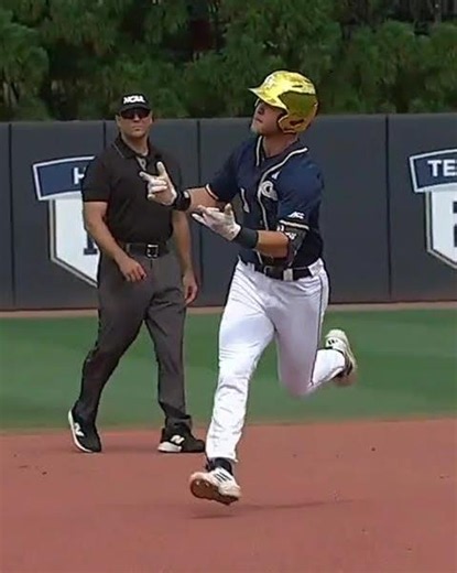 𝐁𝐑𝐎𝐒𝐈𝐔𝐒 𝐃𝐎𝐄𝐒 𝐈𝐓 𝐀𝐆𝐀𝐈𝐍!!! WE'RE ALL TIED UP!! Parker Brosius hits his 10th HR since graduating in May