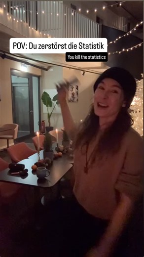 Marina Lommel | Foodpunk on Instagram: "Der „typisch deutsche Chef“ (GmbH-Geschäftsführer) ist 52, männlich – und fährt mit dem BMW ins Büro. Rechts und links neben der Mitte der Gaußschen Glockenkurve sieht man oft nicht viel. Ich bin 36, habe mit 25 gegründet. In unserem Slack sind aktuell 48 Menschen (nicht nur Festangestellte – auch Werkstudis/Minijobs, Praktika, Freelancer, Partner). Und wir arbeiten gemeinsam an Foodpunk, personalisierten Ernährungsplänen und Kooperationen u. a. mit Kranke