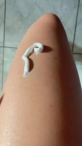 Rutina de baño en 4 pasos 🧼🛁 El truco para oler riquísimo todo el día está en nuestra rutina a la hora de la ducha 🚿 te enseñamos paso a paso como es la nuestra: 1️⃣ Crema de afeitar Eos 🪒 te brinda 24hrs humedad suavizante, equilibra tono de la piel y funciona como loción en la ducha. 2️⃣ Ogx Exfoliante corporal con agua de Rosa y sal de mar🌹 exfolia y nutre tu piel para una apariencia sana e hidratante. Ideal para pieles sensibles.🫧 3️⃣ Bath & Body Works shower gel con aloe vitamina E🧼 