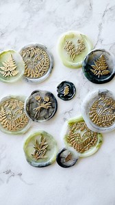 Yay or nay on these marbled wax seals?! Just loving the mixing of colors with these seals… 🤍Did you know you can use sealing wax sticks in a spoon?! There are a few ways to melt sealing wax… In a low-temp glue gun (my preference), in a spoon over a candle or in a spoon with an electric warmer. The sealing wax can come in a stick format (for glue guns) and in a bead format for spoons. But something I’ve been doing lately is cutting my sealing wax sticks down to fit into a spoon. When is a good t
