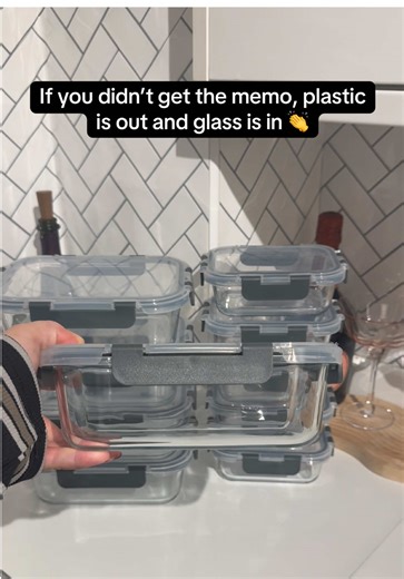 If you didn’t get the memo it’s out with the plastic Tupperware and in with the glass, if you know then you know!! This set is lovely 5 smaller size and 5 larger and these wash up really nicely! #glasstupperware #fyp #tupperware #kitchenstorage #microplastics