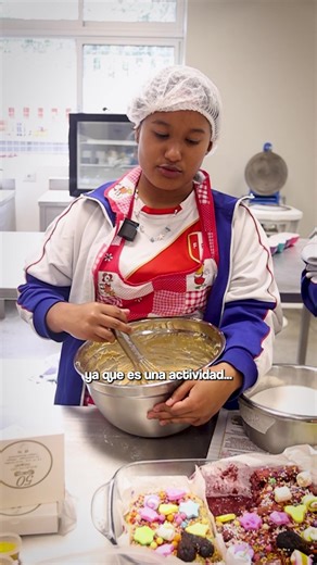 ¡Manos a la masa en la #EscuelaBicentenario Mariscal Toribio de Luzuriaga! 🧈🥮 En el taller de Industrias Alimentarias de esta institución educativa, nuestros estudiantes combinan conocimiento y sabor preparando recetas peruanas como el tradicional turrón de Doña Pepa. | Ministerio de Educación del Perú
