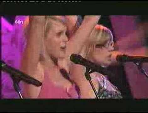 'Pull Shapes' live by the Pipettes