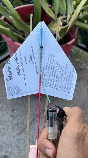 Experiment of burning the fuse of a rocket firecracker on a paper airplane @sorotan #challenge #usareels #fireworksplay #fireworks #experiment #reelschallengereelschallenge #firecrakers | Fix Aby