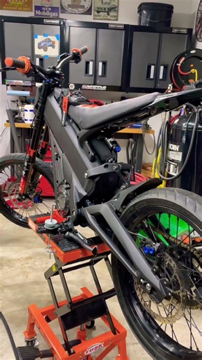 Foot locks are done powder coding ￼ they look ￼🔥🔥 #surron #talaria #ebike #eridepro