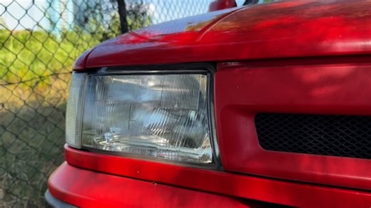 UFO / la Seat Ibiza New Style, del ‘91. Esemplare in condizioni molto buone, parcheggiato a Porto Recanati, di qualche avventore della spiaggia in quest’ultimo weekend di stagione. L’estate sta finendo, ma non a Porto Recanati. Mentre, per questa bella Ibiza rossa, sembra sempre primavera. La vorremmo subito, nella nostra collezione. A tal proposito, vi sveliamo l’arrivo di una Malaga, in quello che sarà il nostro spazio museale. Non ci stanchiamo di parlarne, perché sarà uno spazio molto bello 