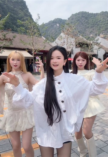 Giao lưu cùng máy nhảy Tik Tok của Minh Hiền