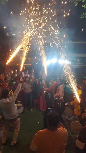 bride welcome with dhol and Hand Cold Pyro full fun #trendingonshorts #wedding #dance#bride#sangeet