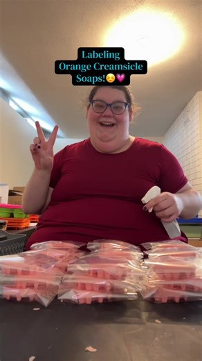 Labeling Orange Creamsicle Soap!☺️💗 craftyslaughter.com | crafty slaughter