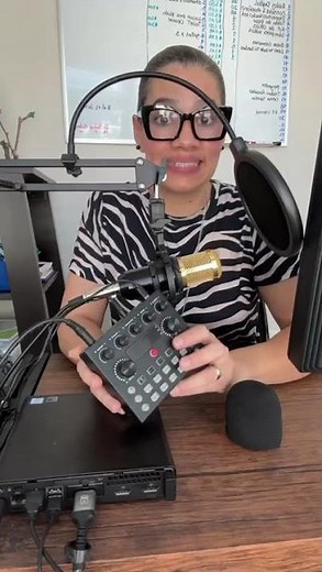 Lleva tu sonido al siguiente nivel con esta consola de audio profesional.