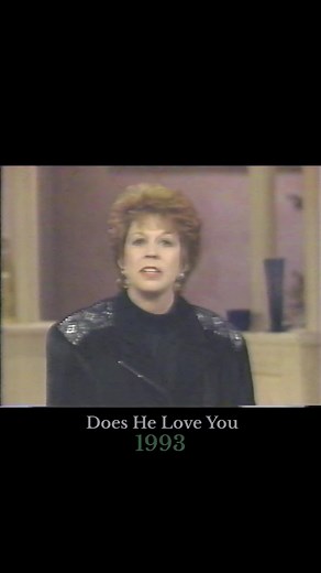 -1993- Reba & Linda Davis perform ‘Does He Love You’ on Vicki Lawrence Show . #RebaMcEntire #Reba #CountryMusic @@reba