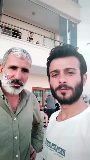 Understanding Sign Language in Social Settings