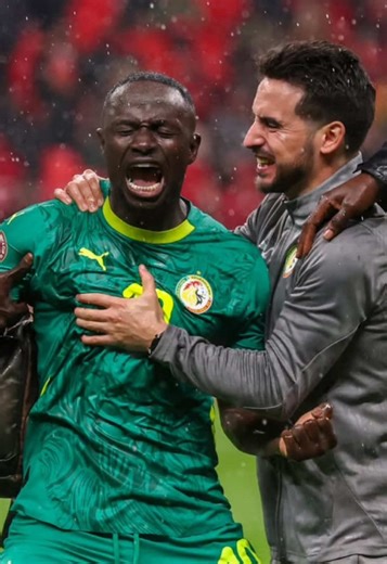 The moment Sadio Mané 🇸🇳✨ stepped in to convince his Senegal teammates to return to the pitch 👏🏾⚽ shows just how humane ❤️ and truly extraordinary 🌟 his character is. That’s true leadership 🫡💛 — and a powerful reflection of true African values 🌍🤝: respect 🙏🏾, unity 🫂, humility 💫, and putting the team above everything 🏆🔥. #soccer #football #afcon2025 #sadiomane #senegal
