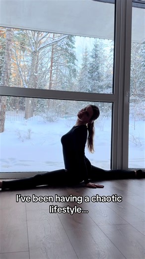 Do you want me to show leg-split exercises? They are so easy! #karolinasla #lifestyle #legsplit