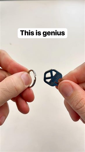 Easily slide keys onto a keychain using a straw 🥤🔑 #keys #keychain #straw