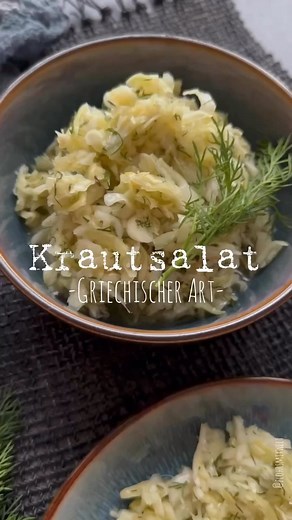 Elvira Flohr on Instagram: "Griechischer Krautsalat | @flohrsmixwelt |𝘞𝘦𝘳𝘣𝘶𝘯𝘨 🌱𝘷𝘦𝘨𝘢𝘯 & 𝘨𝘦𝘴𝘶𝘯𝘥 Selbstgemachter Krautsalat, so lecker und gesund !! Dieser leckere Weißkohlsalat ist mein Favorit und darf bei uns nicht fehlen. Mit diesem Rezept kannst du den Zucker komplett mit Zuckerersatz ( Erythrit ) ersetzen. So sparst du mächtig an Kalorien und er schmeckt original griechisch !!!! So einfach wird es gemacht ⤵️ 6 Portionen Arbeitszeit 10 Minuten mind. 3 Std Ziehzeit Zutaten ▫️