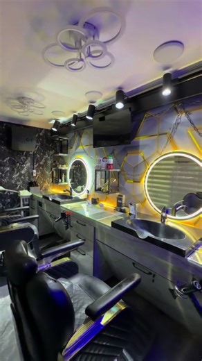 ES Studio — zövqün və prestijin ünvanı. Bu məkan sadəcə bir saç salonu deyil. Bu, stil anlayışının yeni səviyyəsidir. Qızılı-qara avanqard interyer, zərif dizayn xətləri və premium atmosfer burada hər detalın xüsusi seçildiyini göstərir. Steril mühit, yüksək komfort və peşəkar yanaşma — bizim əsas prinsiplərimizdir. Hər kəsim fərdi yanaşma ilə formalaşır. Hər toxunuş dəqiqlik və zövq üzərində qurulur. Burada görünüş sadəcə dəyişmir — imic yenidən yaradılır. Əgər sən də öz stilini daha yüksək səv