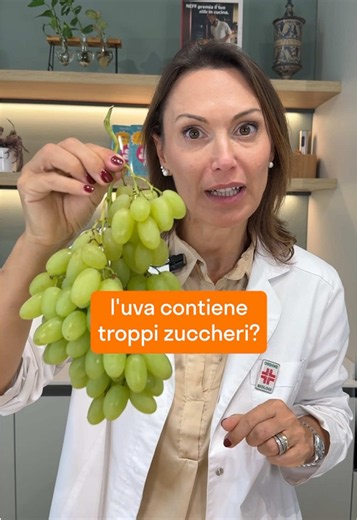 Spesso si sente dire che l’uva è uno dei frutti più ricchi di zucchero, quindi andrebbe evitato. Ma è vero? Facciamo chiarezza. #prevenzioneatavola #uva #alimentazionesana #zucchero #cibosano