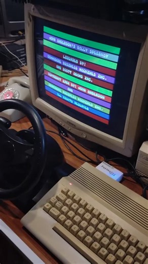 Rally Speedway en Commodore 64C. No tengo mucha experiencia en este juego, y el control es complicado, sobre todo en horizontal o vertical. #retro #retrocomputer #retrocomputing #retrocomputacion #retroinformatica #commodore64 #steeringwheel | Jorge Castillo