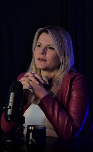 ✨ Colocar limites não afasta pessoas. Afasta excessos. Aproxima quem importa. 🤍 Quem respeita o seu tempo. 🫂 Quem entende o seu “não” sem tentar negociar. São poucos. São raros. E quando permanecem, mesmo com limites, não é distância. É maturidade. ✨ | Gisele Kravchychyn