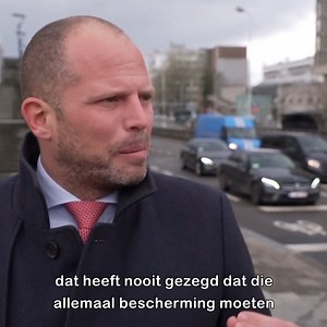 'Het is nodig dat dit land een aantal jaren op de pauzeknop duwt op vlak van de opvang van asielzoekers. Verder moet de asielprocedure geëxternaliseerd worden buiten de EU en zijn hardere maatregelen nodig voor illegalen die weigeren terug te keren', zegt Kamerlid Theo Francken. 👇 (Beelden: VTM NIEUWS) | N-VA