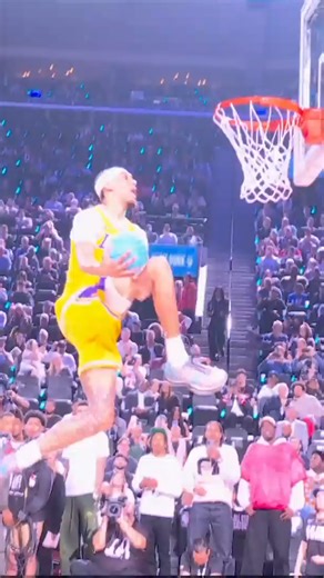 Jaxson Hayes goes between the legs 🟡🟣 Dunk contest on Pilipinas Live this Sunday! 📲 Google Play or App Store 👉 https://bit.ly/NBAPHxCignal #NBAOnPilipinasLIVE #NBAAllStar26 #NBAPhilippines | NBA Philippines