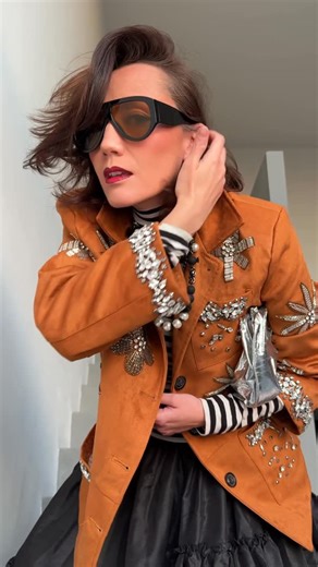 Mai Quintero on Instagram: "Falda y saco de @sholka.clothinggdl @saratgo_boutique 🤎🖤🤍🩶 #ootd #grwm #outfit #statementpiece #blazer"