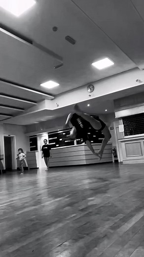 And open split!!!🤩🤩 #dancer #tricks #jumps #fyp