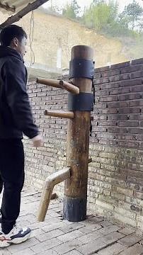 108 patterns of spring fist on wooden dummy, carrying forward the spirit of traditional martial art