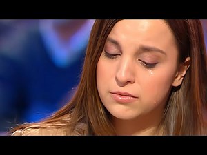 Elle est choquée de qui se trouve derrière le rideau !