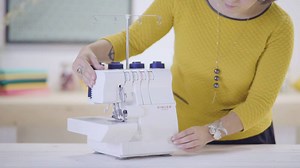 20K views · 386 reactions |  MON TUTO VIDÉO  Après la machine à coudre, place à la surjeteuse ! Suivez notre tutoriel et apprenez à manier une surjeteuse en quelques minutes ! ;) Psst ! Retrouvez toutes nos machines à coudre en magasin et sur la e-boutique : https://goo.gl/dYTDqo | MONDIAL TISSUS | Facebook