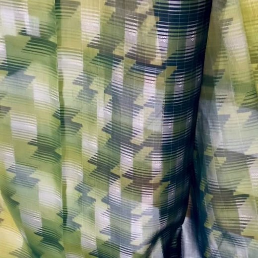 伝統工芸 かつら on Instagram: "・ ・ ・ 第72回 日本伝統工芸展 THE 72th JAPAN TRADITIONAL Kougei EXHIBITION 2025 9/3〜9/15 TOKYO ・ ・ 2025日本伝統工芸展が開催中です 染織家の溢れるエネルギーを ガラス越しでなく 実物の色や質感を感じながら 拝見できるのは嬉しいかぎりです 今年も素晴らしい作品に 心が潤いました ・ ・ どんなに素晴らしい工芸品も 使わなければ寂しいかぎりです 日々の暮らしの中で使うことが 工芸文化を高め 新しい時代の伝統を 育んでいくと思います ・ ・ 染織部門の受賞作品 高松宮記念賞 生絹着物 「万葉綺譚」 神谷あかね 日本工芸会奨励賞 木版摺更紗着物 「遊景」 鈴田清人 日本工芸会新人賞 小倉織帯 「宵暁」 内山啓大 紬織着物 「桜堤」 村上良子 重要無形文化財保持者 友禅着物 「位相重ね半円文 秋爽」 森口邦彦 重要無形文化財保持者 型絵染着物 「木と樹の花」 岩井香楠子 広瀬絣着物 「壱岐の風」 永田佳子 琉球紅型訪問着 「光葉」 城間栄市 琉球紅型着物 「サガリバナ」