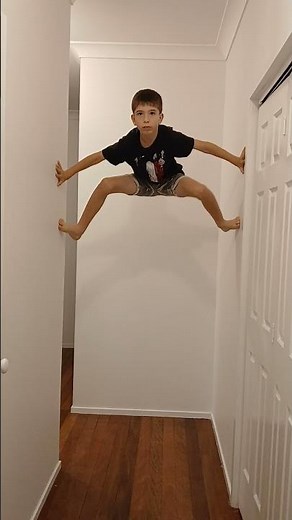 Vortex Addo On The Wall - 9 year old boy climbs up between walls