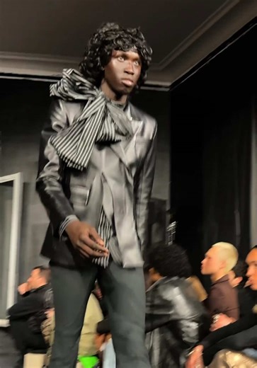 For AW26, @Ottolinger presents “Female Fools”, riffing on Isa Genzken’s self-description as “the only female fool” — a nod to women who take up space and lean into their eccentricities. Outerwear takes centre stage, from sculptural scuba pieces to the brand’s first leather styles, while an unreleased @Nike Mirage — a football boot–Oxford hybrid — makes its runway debut. Among the guests, we caught up with Mina Galán and Lea Schueller for their take on the show. #DazedFashionTV #Ottolinger #Nike 